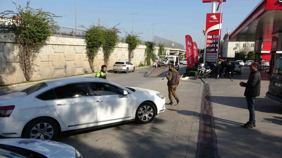 Polislere Ehliyetsiz Yakalandı, Yardım İçin Çağırdığı Arkadaşı Da Ehliyetsiz Çıkınca İkinci Şoku Yaşadı