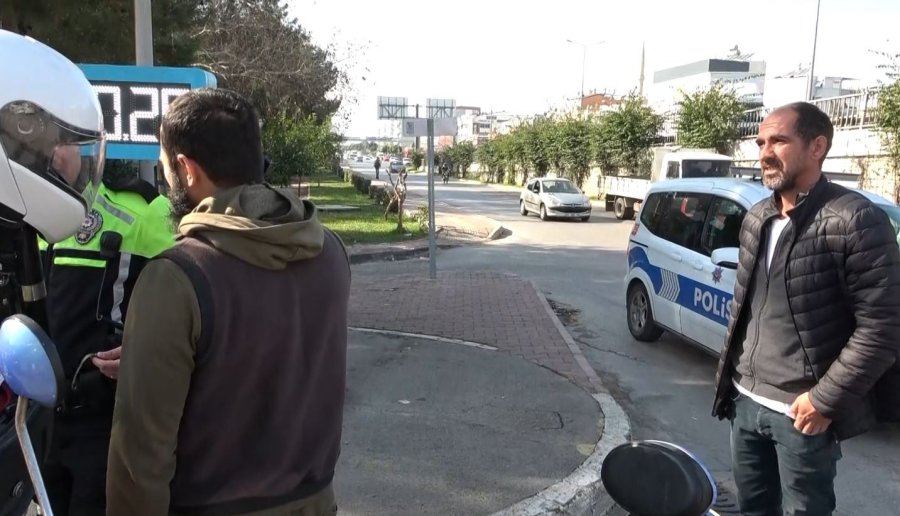 Polislere Ehliyetsiz Yakalandı, Yardım İçin Çağırdığı Arkadaşı Da Ehliyetsiz Çıkınca İkinci Şoku Yaşadı