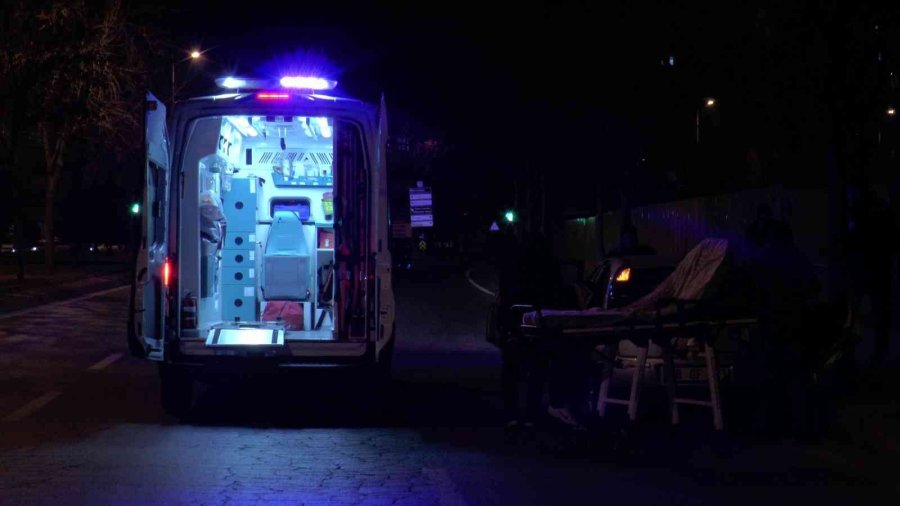 Aracında Ölen Kadını İhbardan Dönen Polisler Buldu