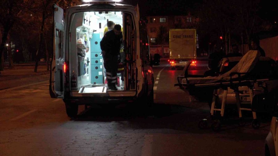 Aracında Ölen Kadını İhbardan Dönen Polisler Buldu