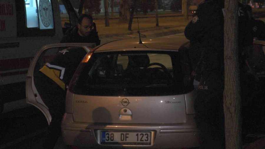 Aracında Ölen Kadını İhbardan Dönen Polisler Buldu