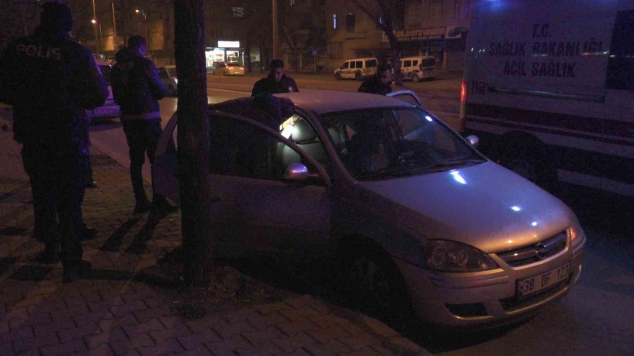 Aracında Ölen Kadını İhbardan Dönen Polisler Buldu