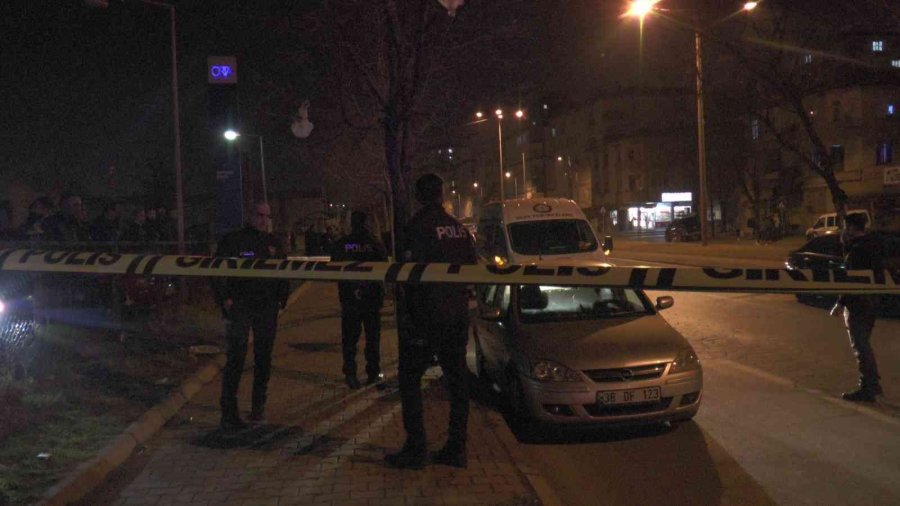 Aracında Ölen Kadını İhbardan Dönen Polisler Buldu