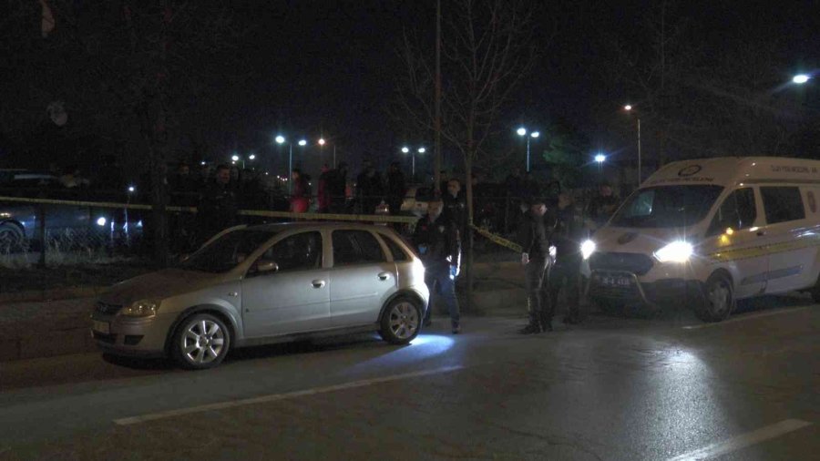 Aracında Ölen Kadını İhbardan Dönen Polisler Buldu