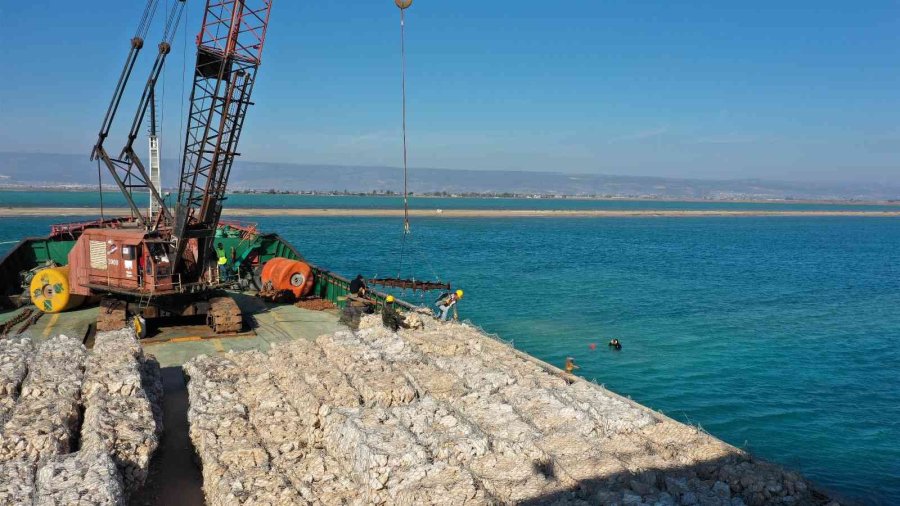 Mersin’de Deniz Kıyısına 2 Bin Metrelik Koruma Kalkanı