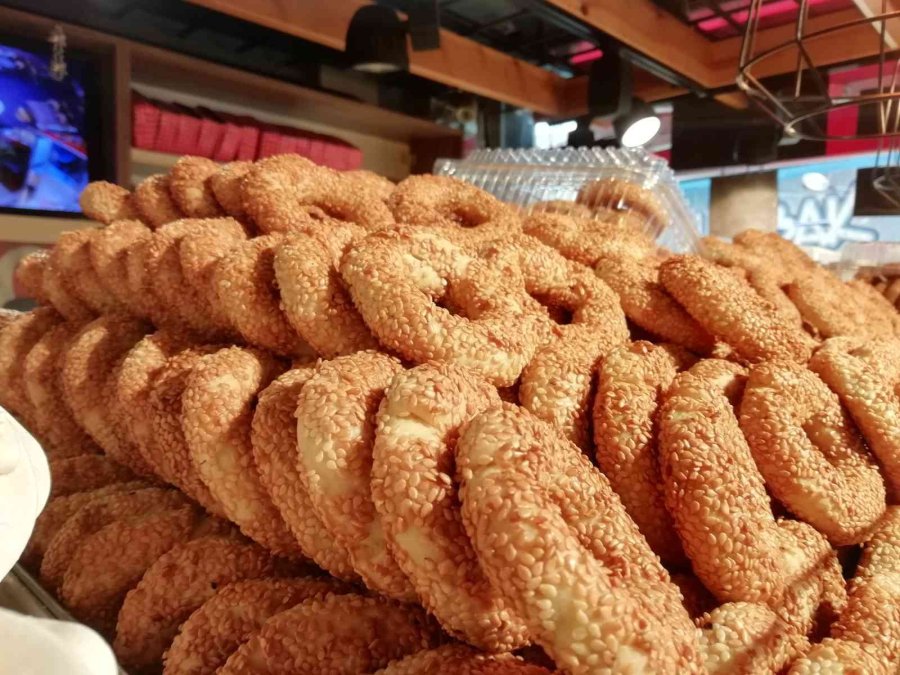 Kandil Simidi Tezgahlardaki Yerini Aldı