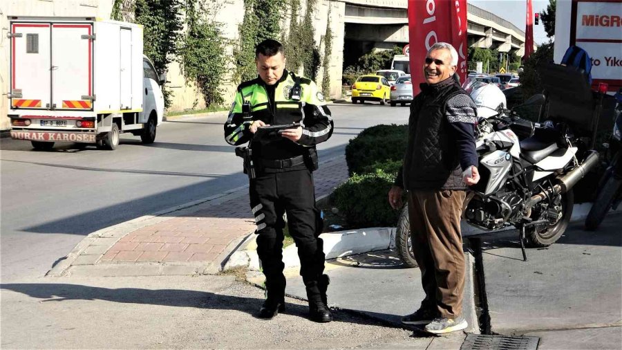 Polislere Ehliyetsiz Yakalandı, Yardım İçin Çağırdığı Arkadaşı Da Ehliyetsiz Çıkınca İkinci Şoku Yaşadı