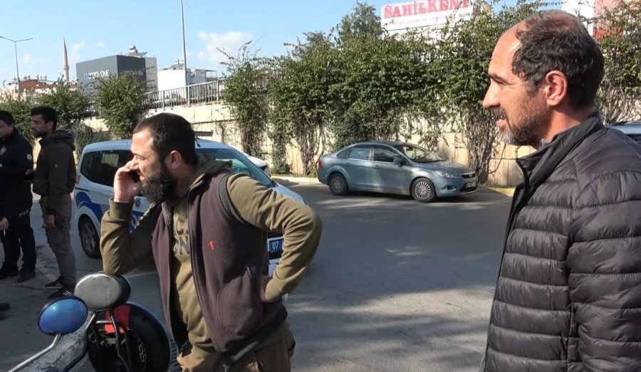 Polislere Ehliyetsiz Yakalandı, Yardım İçin Çağırdığı Arkadaşı Da Ehliyetsiz Çıkınca İkinci Şoku Yaşadı