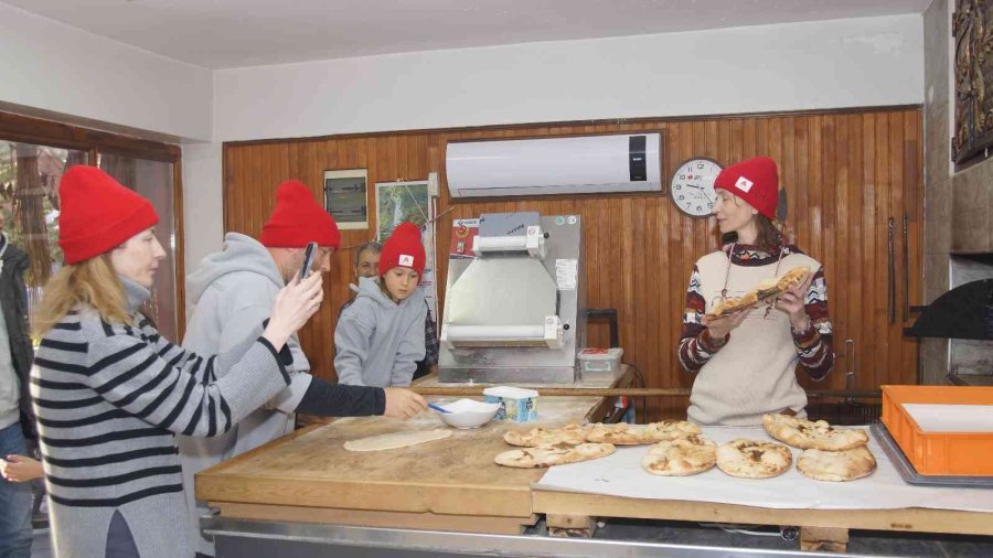 Rus Turistler Fırında Kendi Pidelerini Pişirdi, Kamp Ateşinde Eğlendi