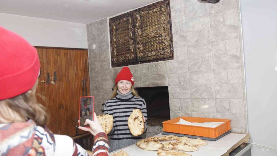 Rus Turistler Fırında Kendi Pidelerini Pişirdi, Kamp Ateşinde Eğlendi