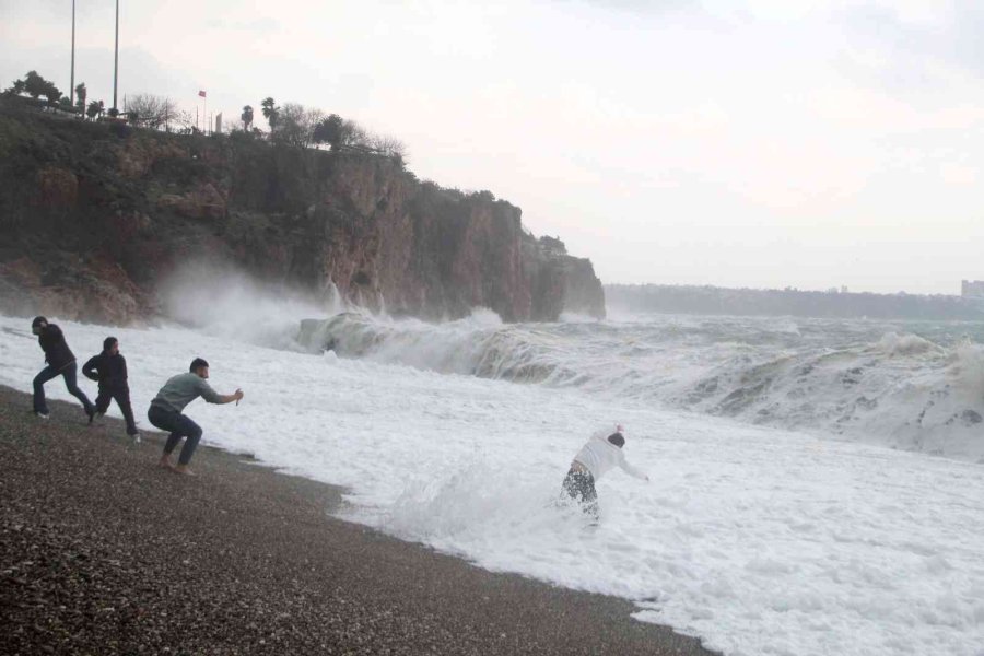Dev Dalgaların Arasında Tehlikeye Aldırmadılar