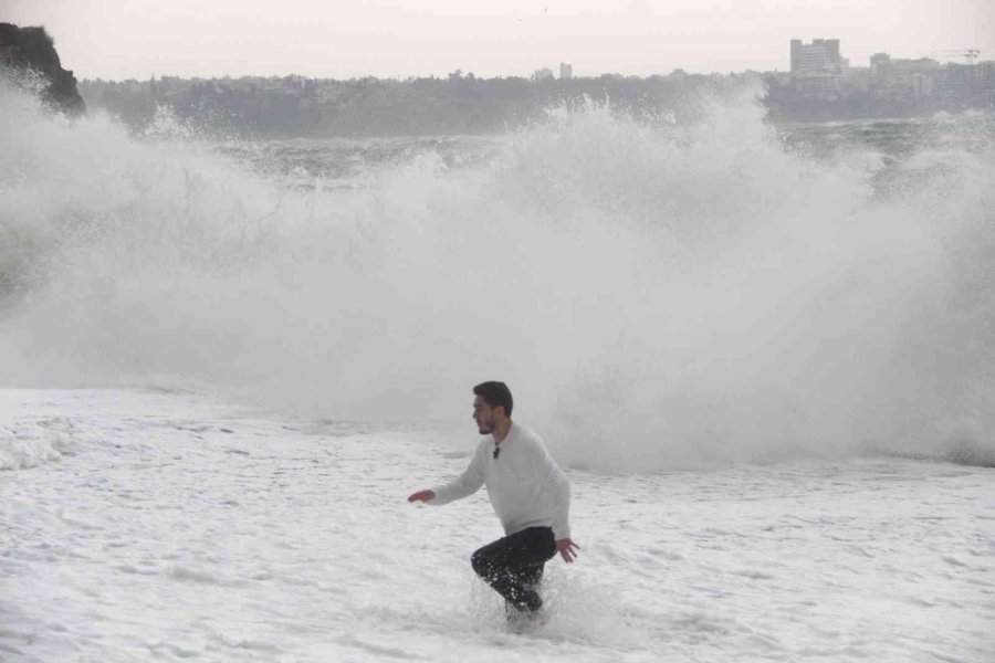 Dev Dalgaların Arasında Tehlikeye Aldırmadılar