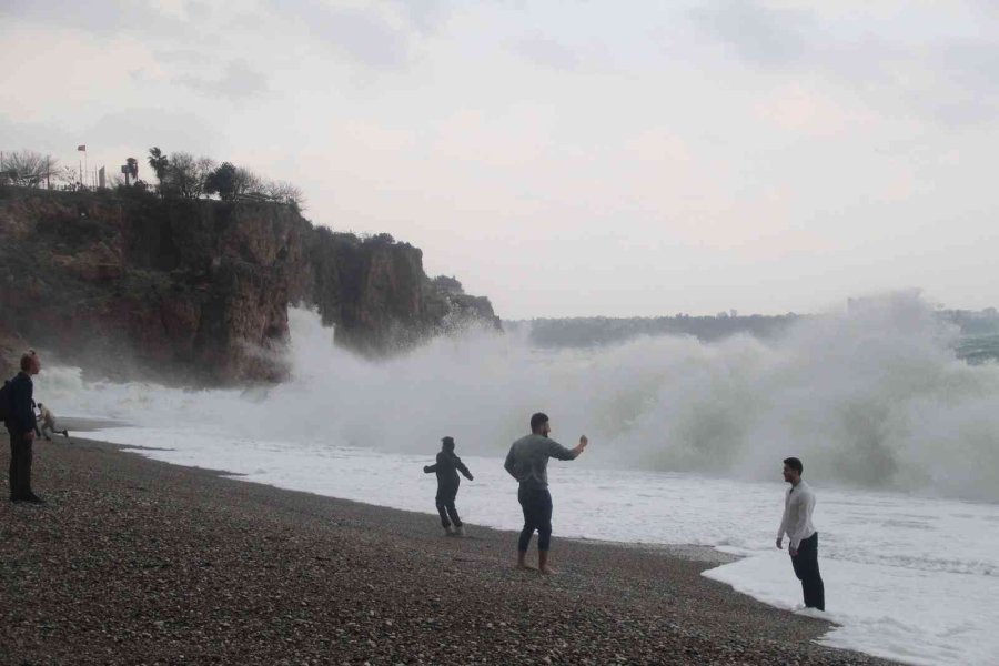 Dev Dalgaların Arasında Tehlikeye Aldırmadılar