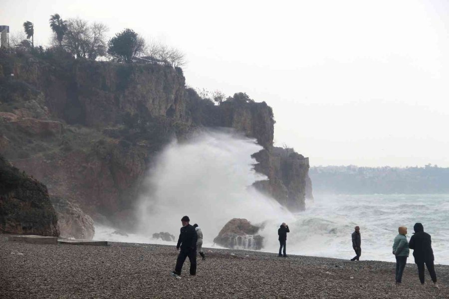 Dev Dalgaların Arasında Tehlikeye Aldırmadılar