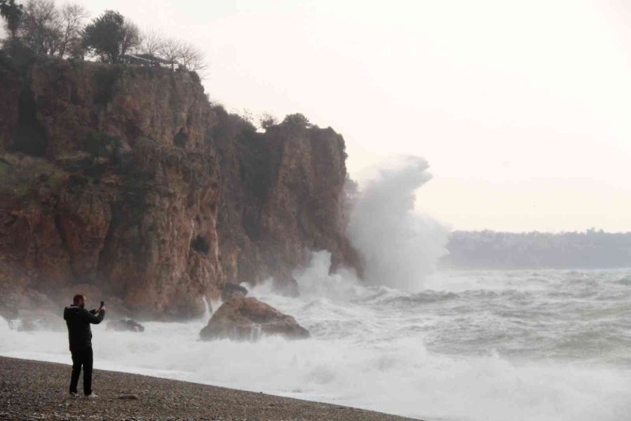Dev Dalgaların Arasında Tehlikeye Aldırmadılar