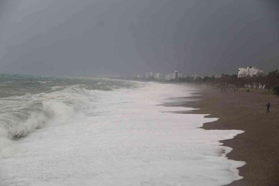 Dev Dalgaların Arasında Tehlikeye Aldırmadılar