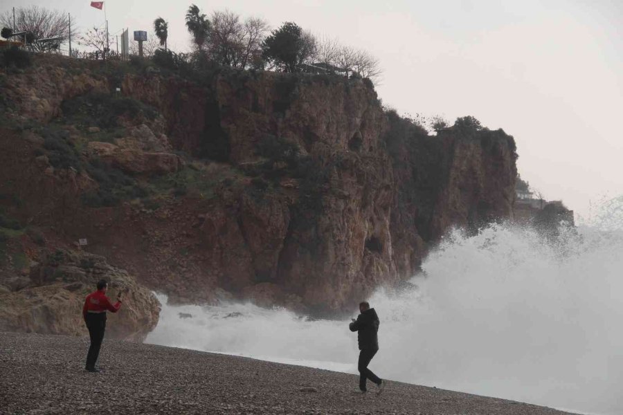 Dev Dalgaların Arasında Tehlikeye Aldırmadılar