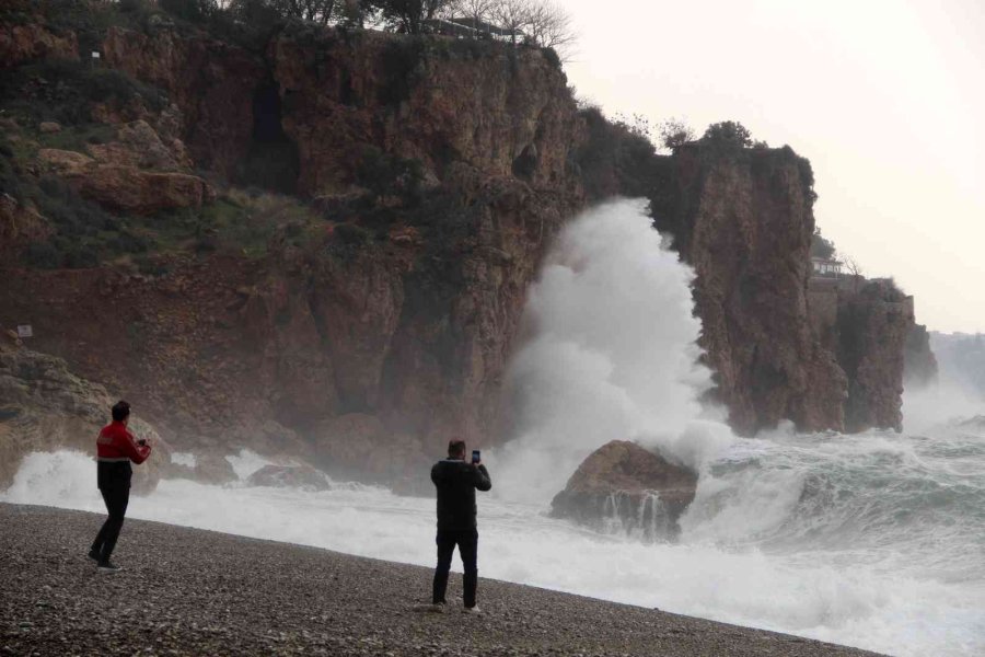 Dev Dalgaların Arasında Tehlikeye Aldırmadılar
