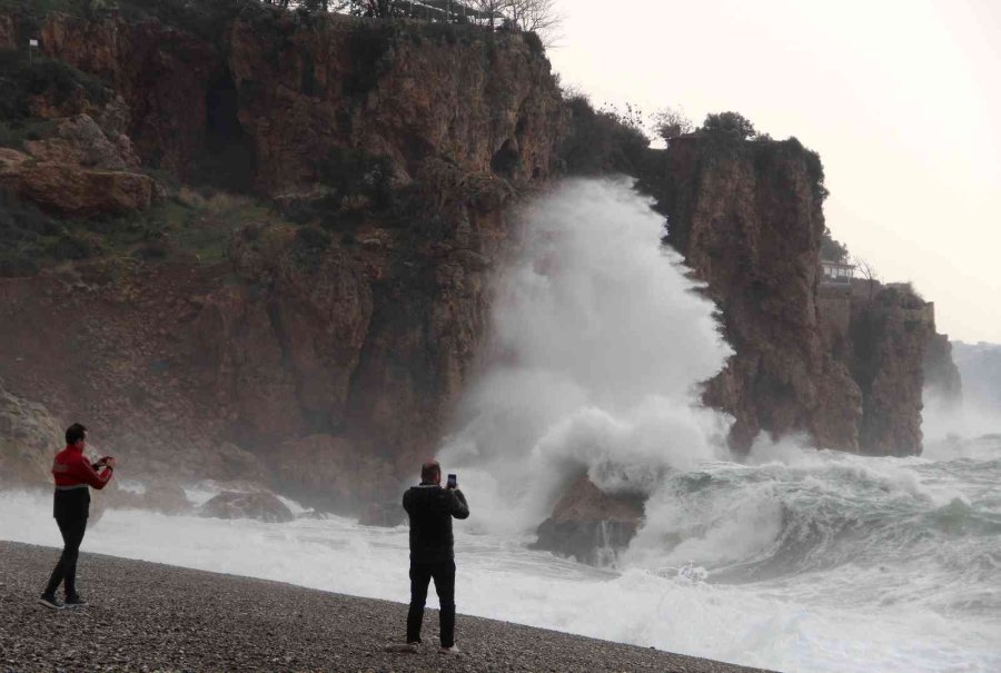 Dev Dalgaların Arasında Tehlikeye Aldırmadılar
