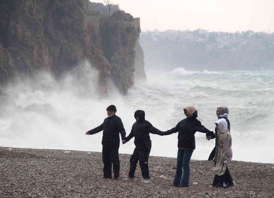Dev Dalgaların Arasında Tehlikeye Aldırmadılar