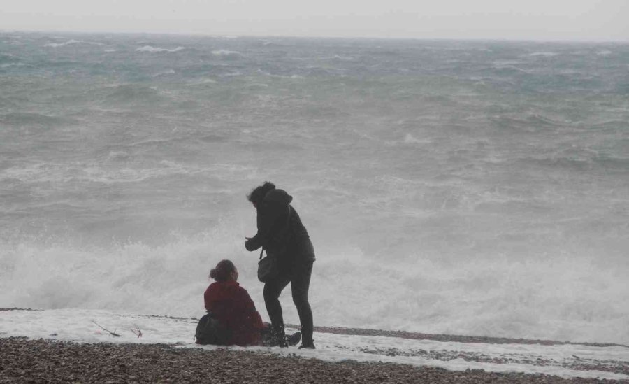Dev Dalgaların Arasında Tehlikeye Aldırmadılar