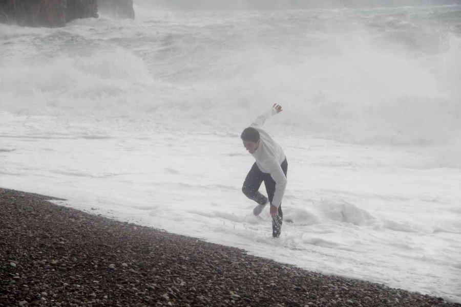 Dev Dalgaların Arasında Tehlikeye Aldırmadılar