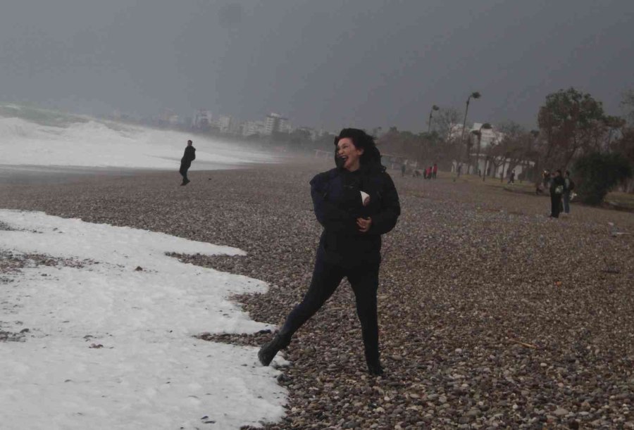 Dev Dalgaların Arasında Tehlikeye Aldırmadılar