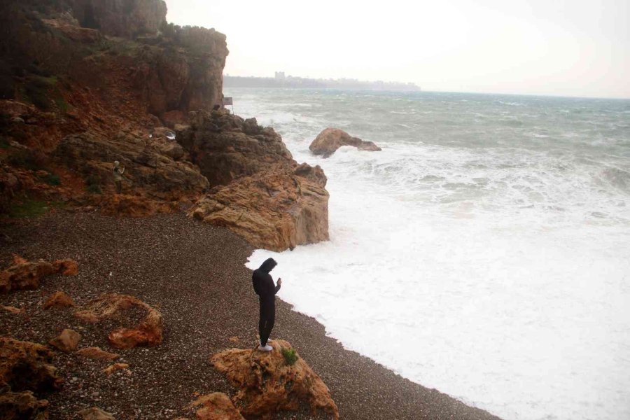 Dev Dalgaların Arasında Tehlikeye Aldırmadılar