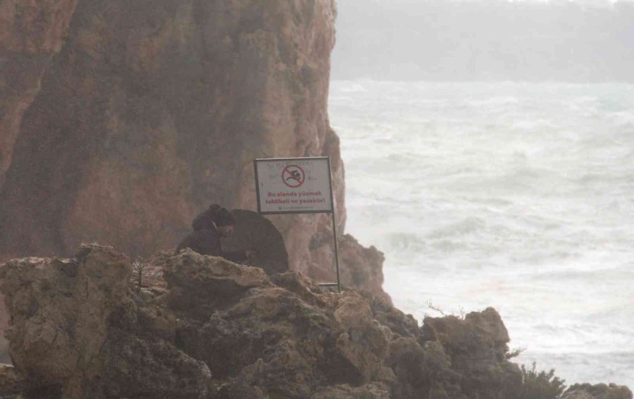 Dev Dalgaların Arasında Tehlikeye Aldırmadılar