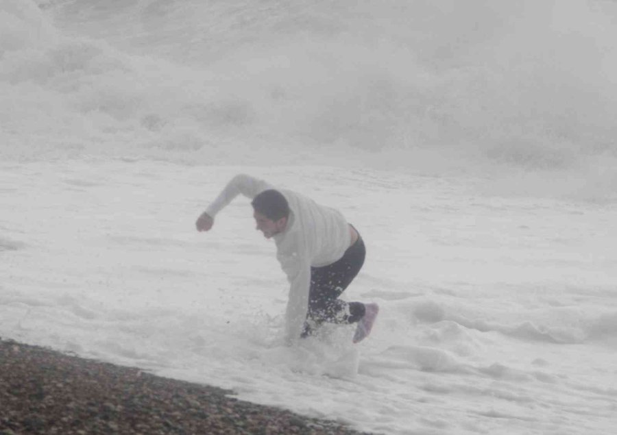 Dev Dalgaların Arasında Tehlikeye Aldırmadılar