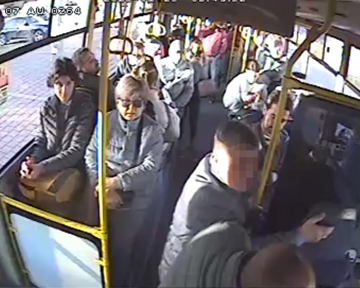 Trafik Tartışmasında Otobüsün Önünü Otomobille Kesti, Belindeki Silahı Gören Yolcular Tepki Gösterdi