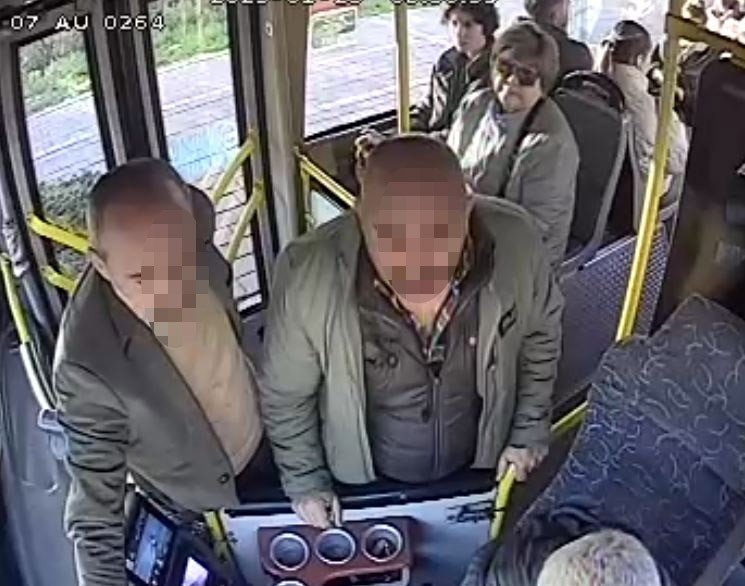 Trafik Tartışmasında Otobüsün Önünü Otomobille Kesti, Belindeki Silahı Gören Yolcular Tepki Gösterdi