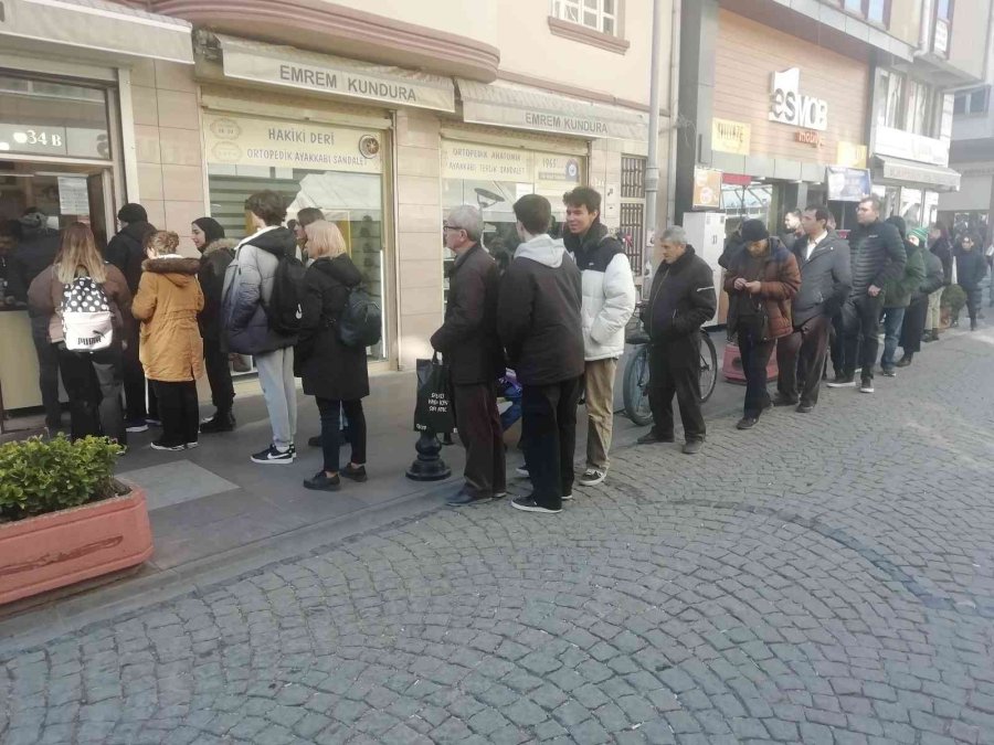 Soğuk Havalar Helva Sevgisini Engellemedi