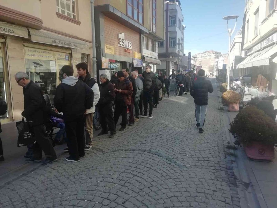 Soğuk Havalar Helva Sevgisini Engellemedi