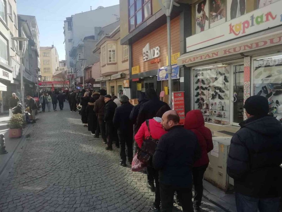 Soğuk Havalar Helva Sevgisini Engellemedi