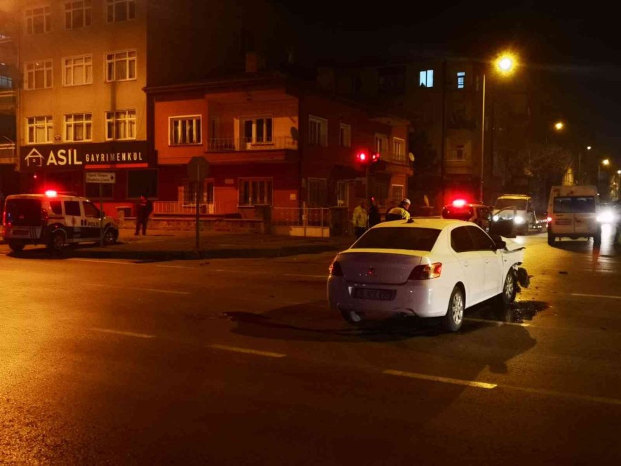 Otomobiller Çarpıştı: 2 Yaralı