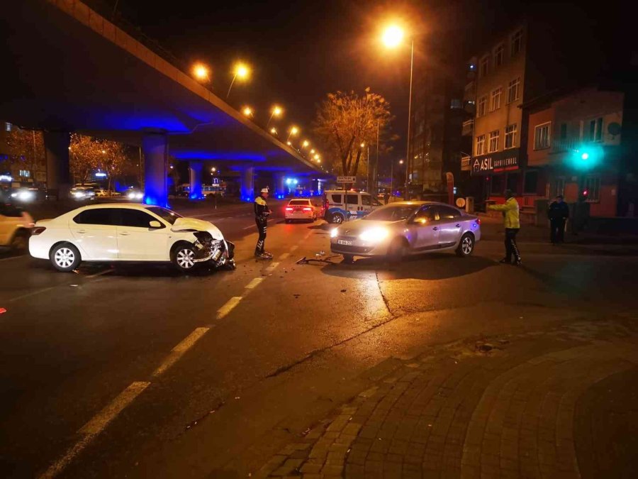 Otomobiller Çarpıştı: 2 Yaralı