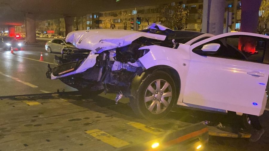 Otomobiller Çarpıştı: 2 Yaralı