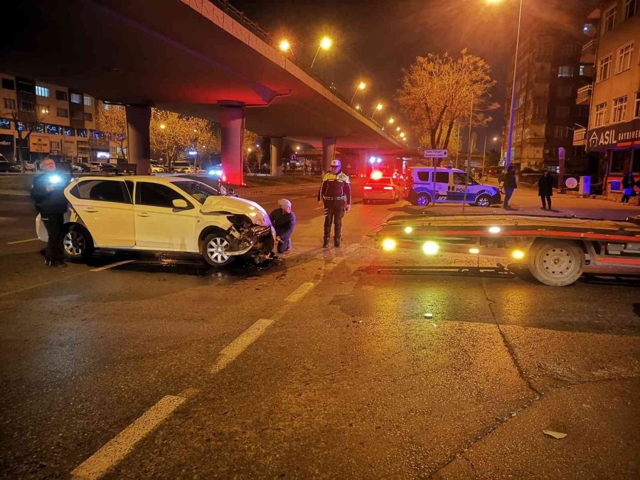 Otomobiller Çarpıştı: 2 Yaralı