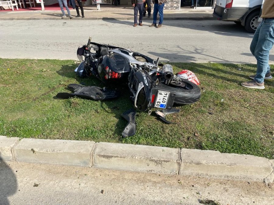 Aniden Hareket Eden Minibüs Motosiklete Çarptı