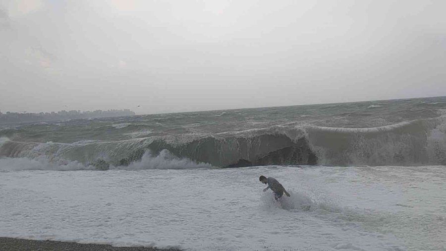 Dev Dalgaların Arasında Tehlikeye Aldırmadılar