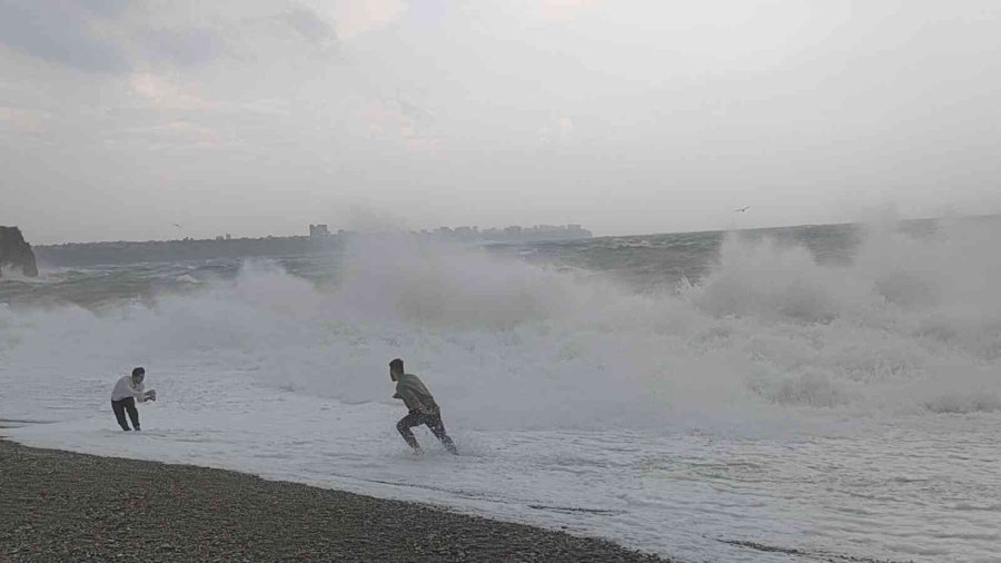 Dev Dalgaların Arasında Tehlikeye Aldırmadılar