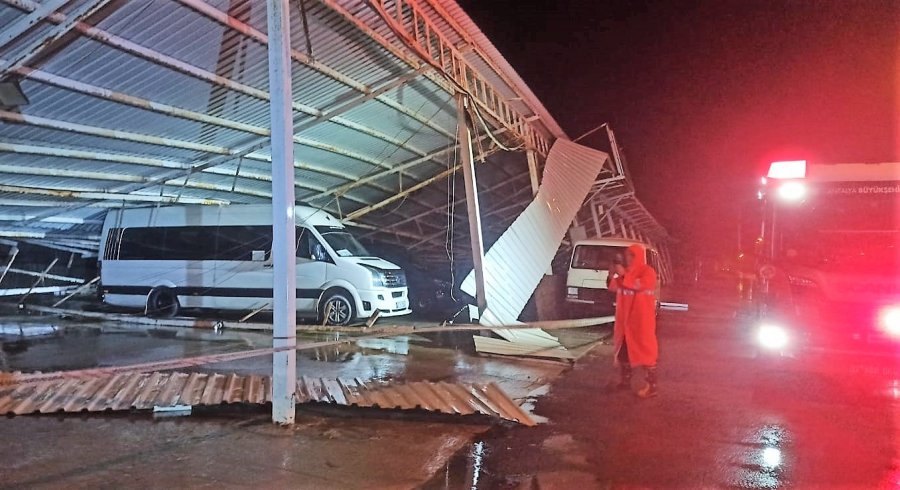 Büyükşehir, Fırtınada 136 Vakaya Müdahale Etti