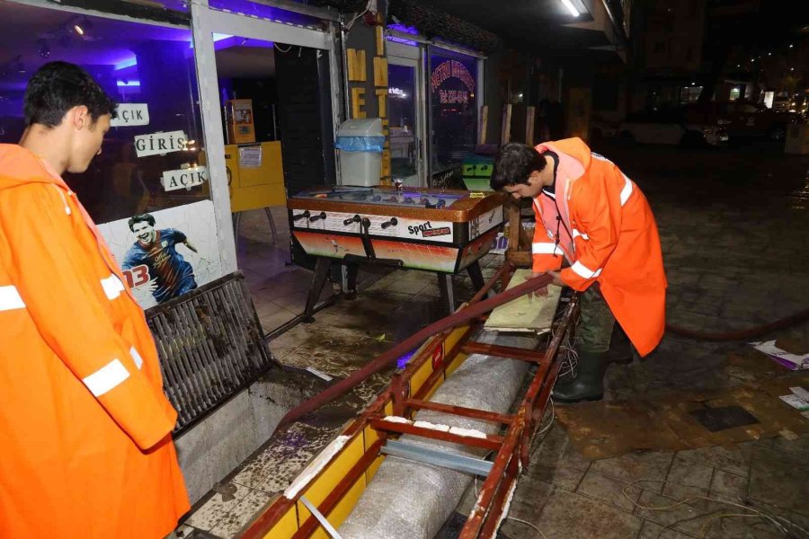 Büyükşehir, Fırtınada 136 Vakaya Müdahale Etti