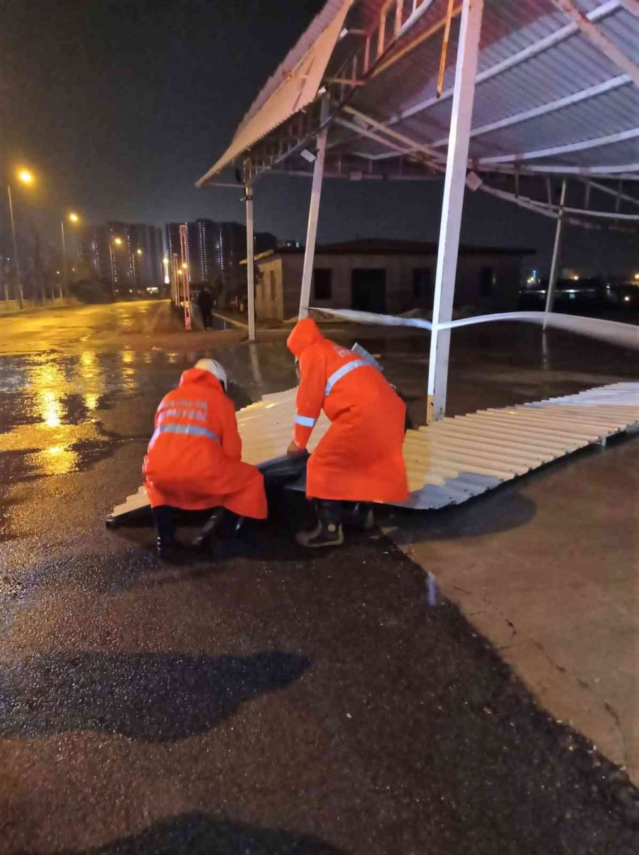 Büyükşehir, Fırtınada 136 Vakaya Müdahale Etti