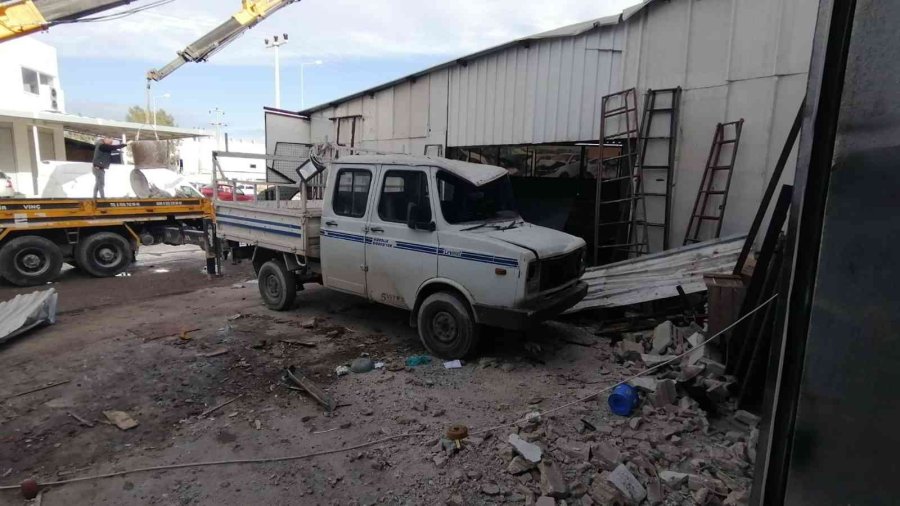 Güvercin Kafeslerini Vuran Fırtınanın Hasarı Sabah Ortaya Çıktı