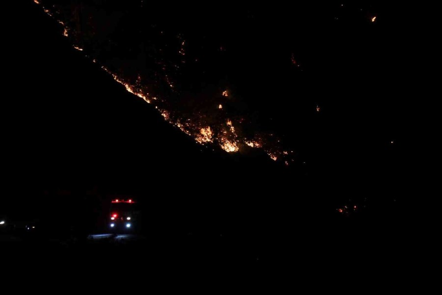 Alanya’daki Orman Yangınına Yakın Yerleşim Yeri Boşaltıldı