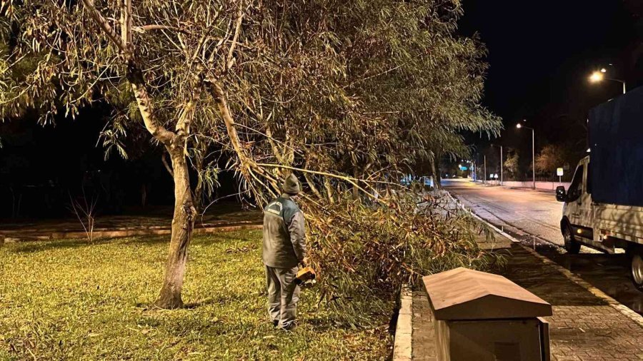 Kemer’de Fırtına Ve Yağmur Etkili Oldu