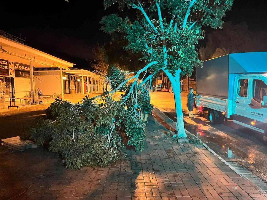 Kemer’de Fırtına Ve Yağmur Etkili Oldu