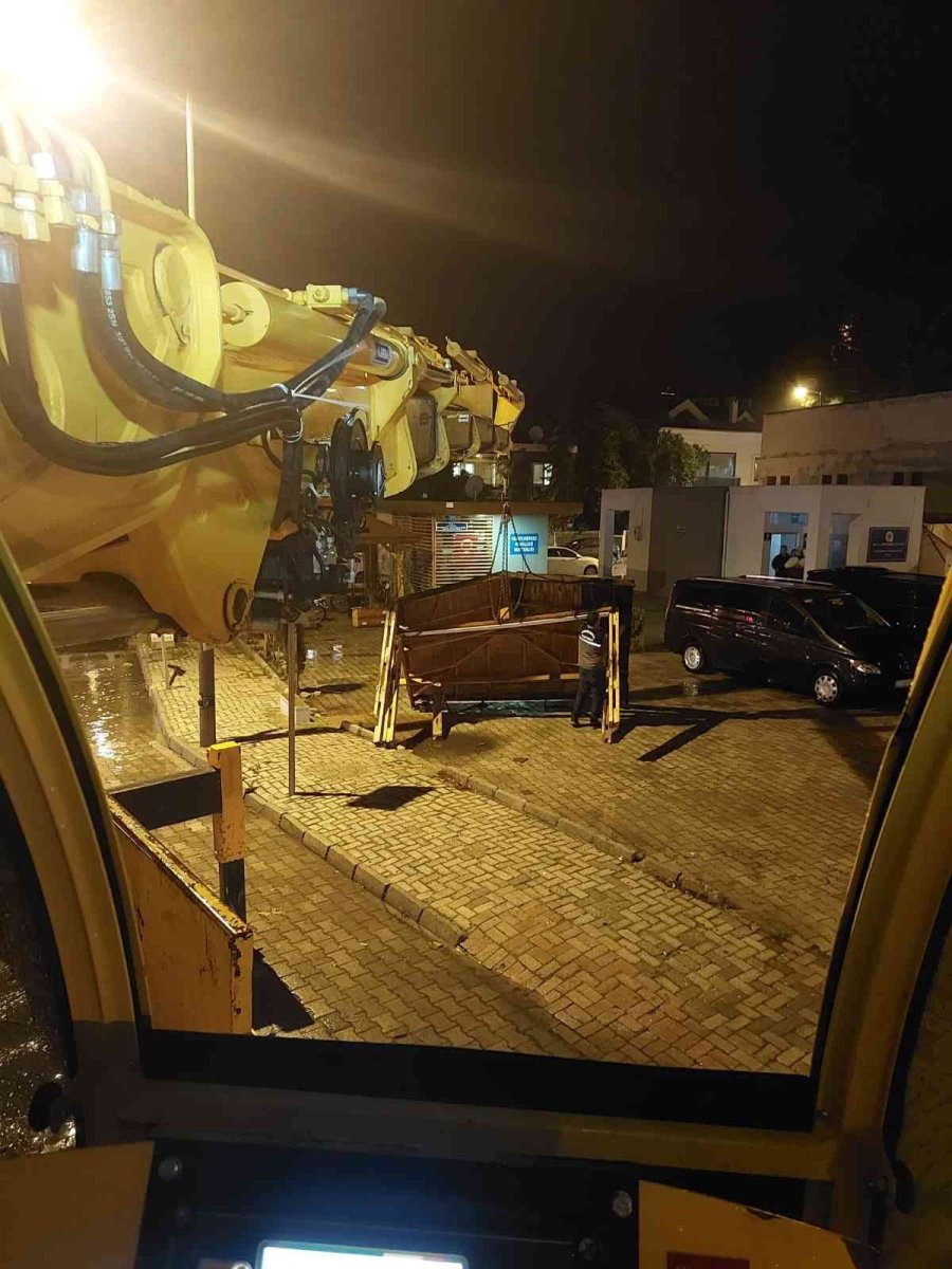 Kemer’de Fırtına Ve Yağmur Etkili Oldu